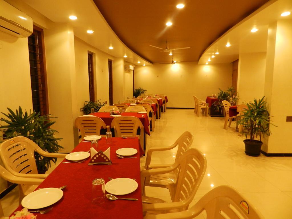 Hotel Rock Regency Toranagallu Extérieur photo