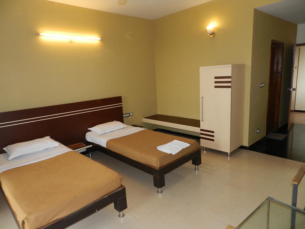 Hotel Rock Regency Toranagallu Extérieur photo