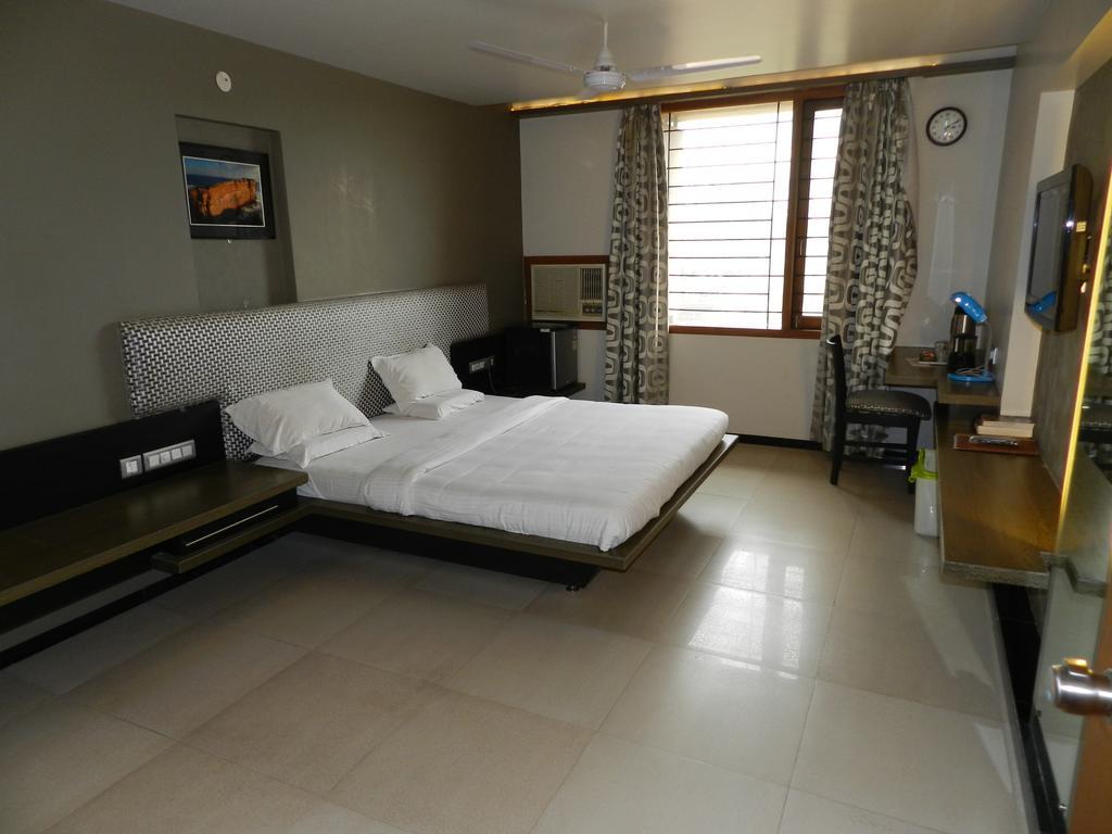 Hotel Rock Regency Toranagallu Chambre photo