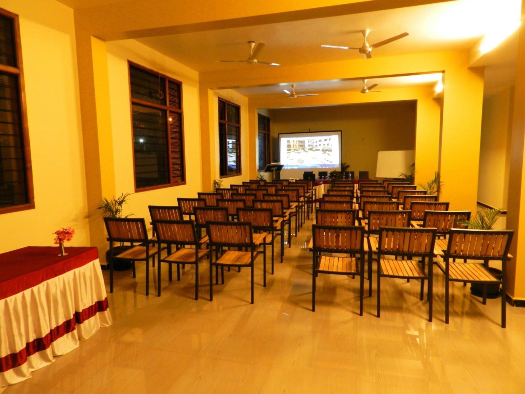 Hotel Rock Regency Toranagallu Extérieur photo