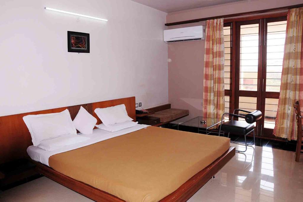 Hotel Rock Regency Toranagallu Extérieur photo