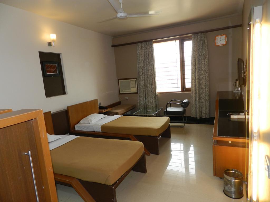 Hotel Rock Regency Toranagallu Extérieur photo
