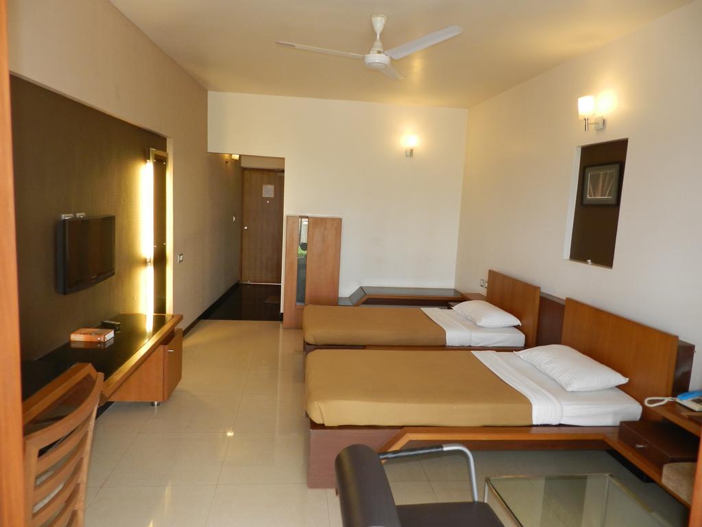 Hotel Rock Regency Toranagallu Extérieur photo