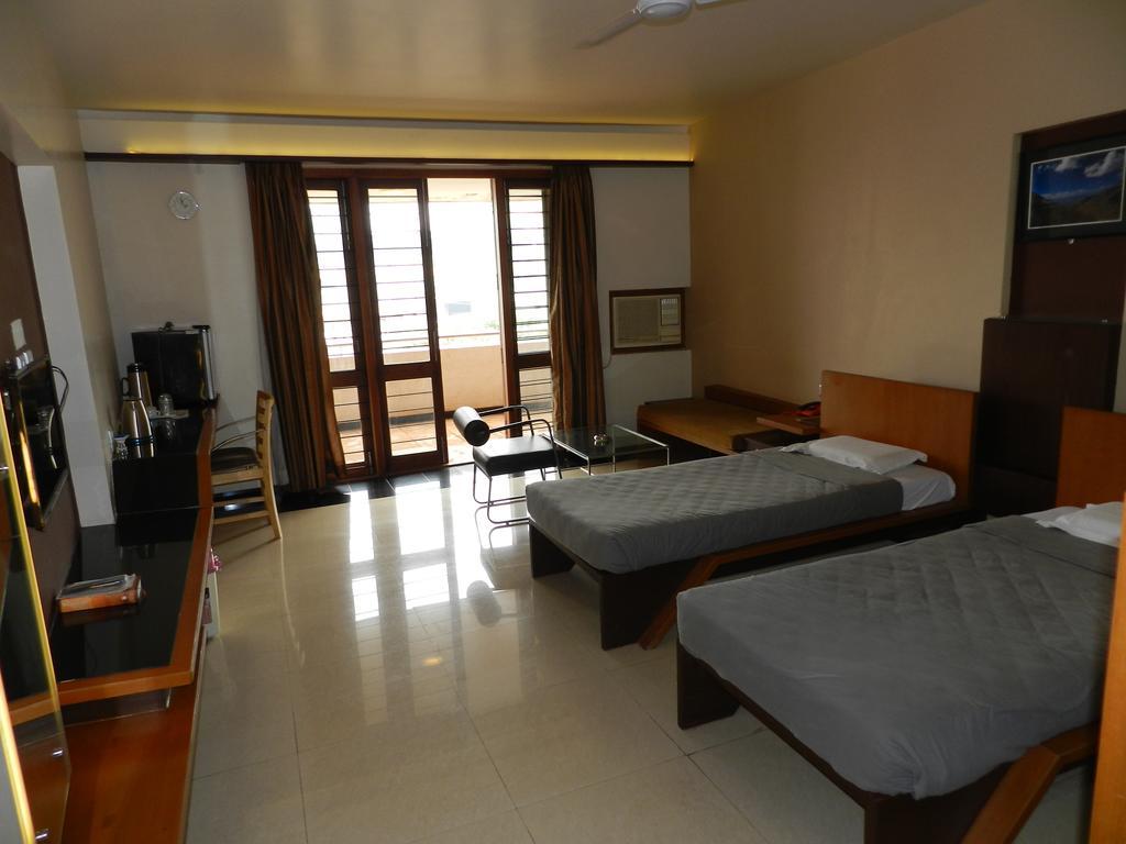 Hotel Rock Regency Toranagallu Extérieur photo