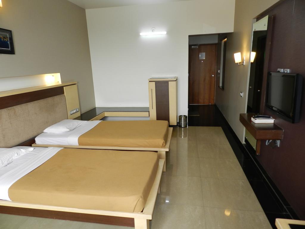 Hotel Rock Regency Toranagallu Extérieur photo